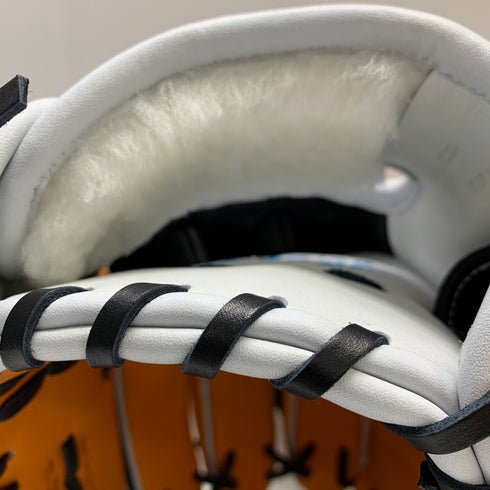 ウィルソン Wilson ウィルソンスタッフ 硬式 大人 一般 投手用 グローブ ピッチャー グラブ 右投げ グローブ袋付き 野球 7024